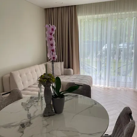 Luxury Sarli Nemirsetos Parke פלאנגה